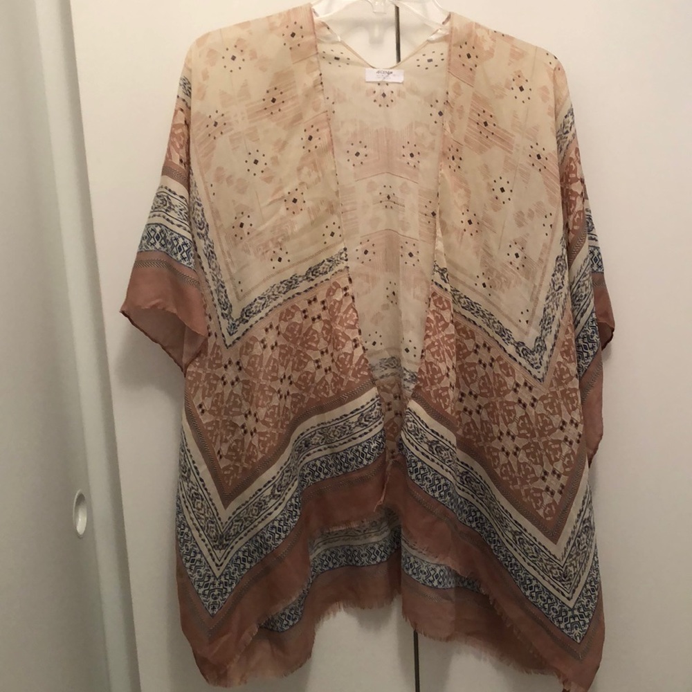 NEW WITH TAGS! Beautiful Tan & Cream Print Kimono with Matching fray